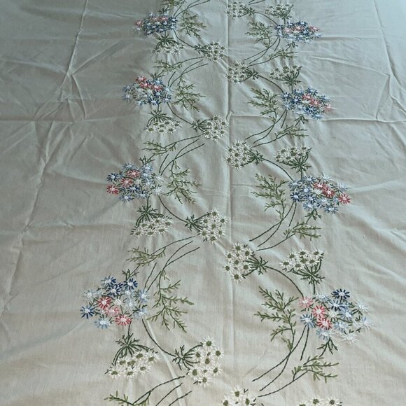 Hand Embroidered Scalloped Edge XL 57" X 100" Tablecloth Floral Pattern Linens - Picture 1 of 16